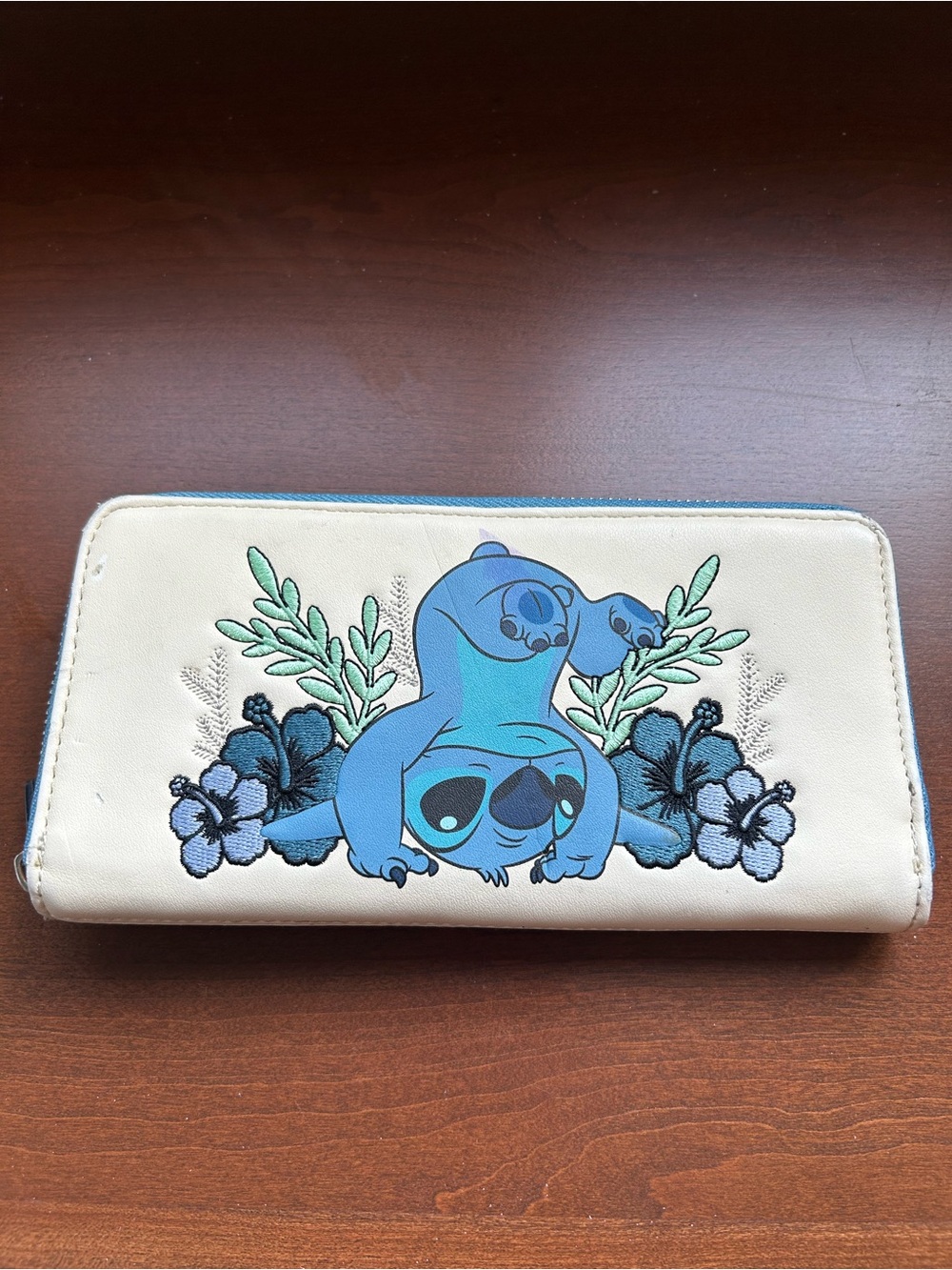 Loungefly x Disney Lilo & Stitch Zip Around Wallet featuring Upside-down Stitch - Picture 7 of 10